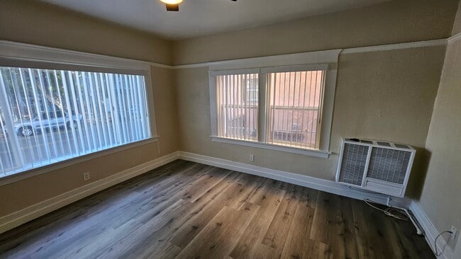 Foto del edificio - 1330 W 11th St