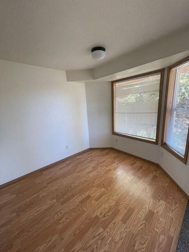 Foto del edificio - 584 22nd Ave SW
