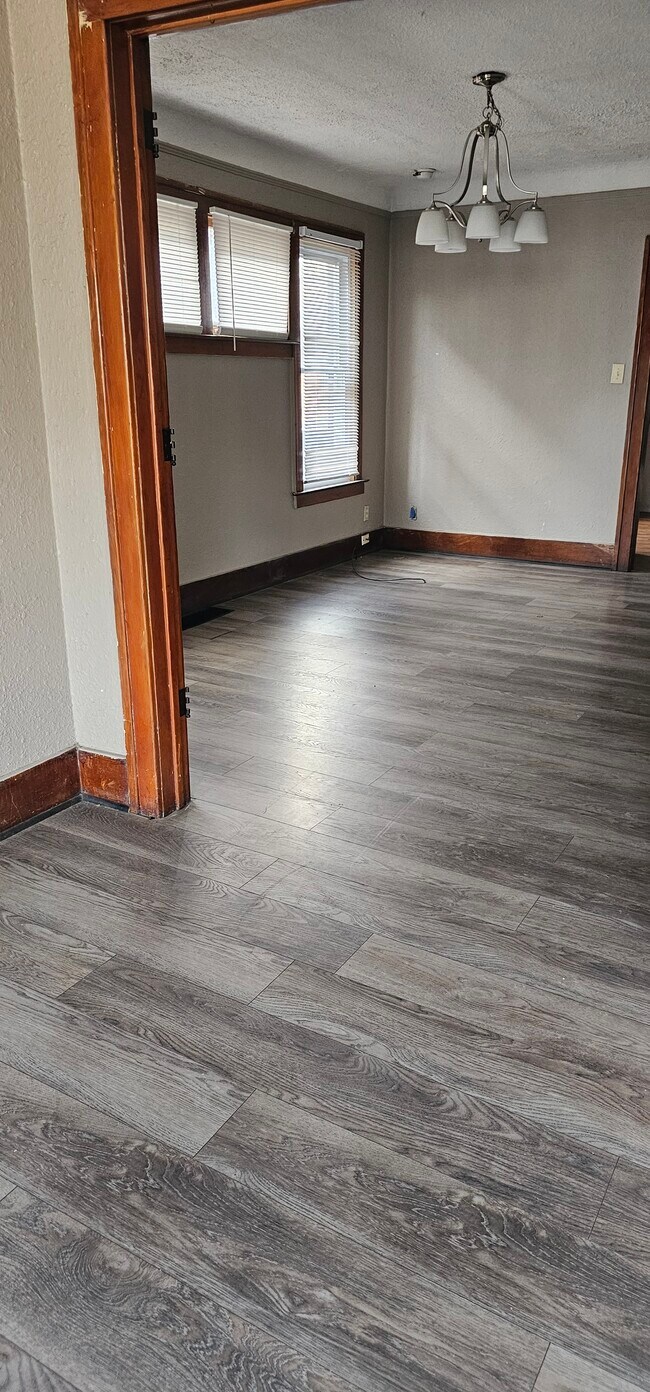 Foto del edificio - 1719 Central St