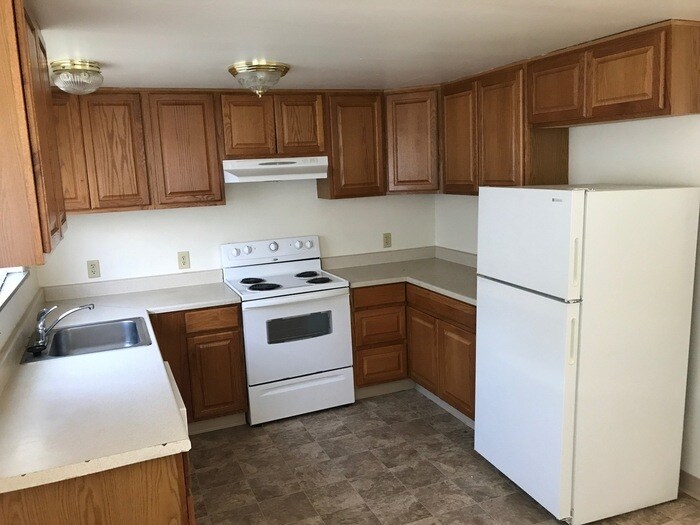 Central Loveland! Spacious 2 Bedroom / 1 B... - Central Loveland! Spacious 2 Bedroom / 1 B...