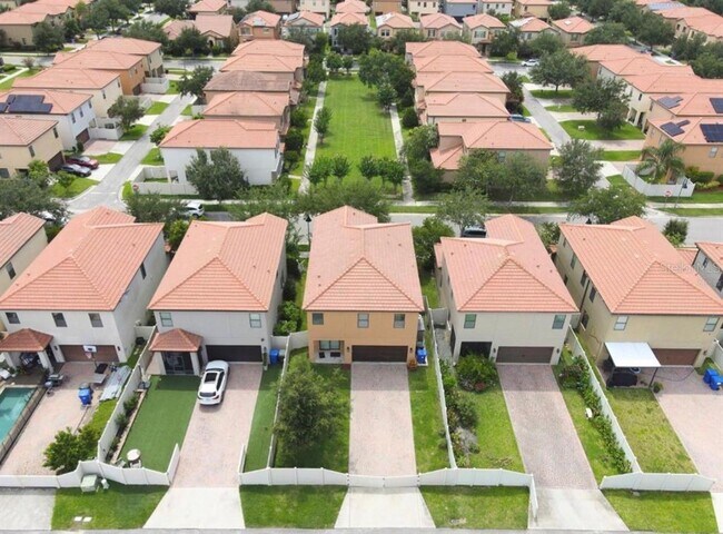 Foto del edificio - 2022 Bent Grass Ave