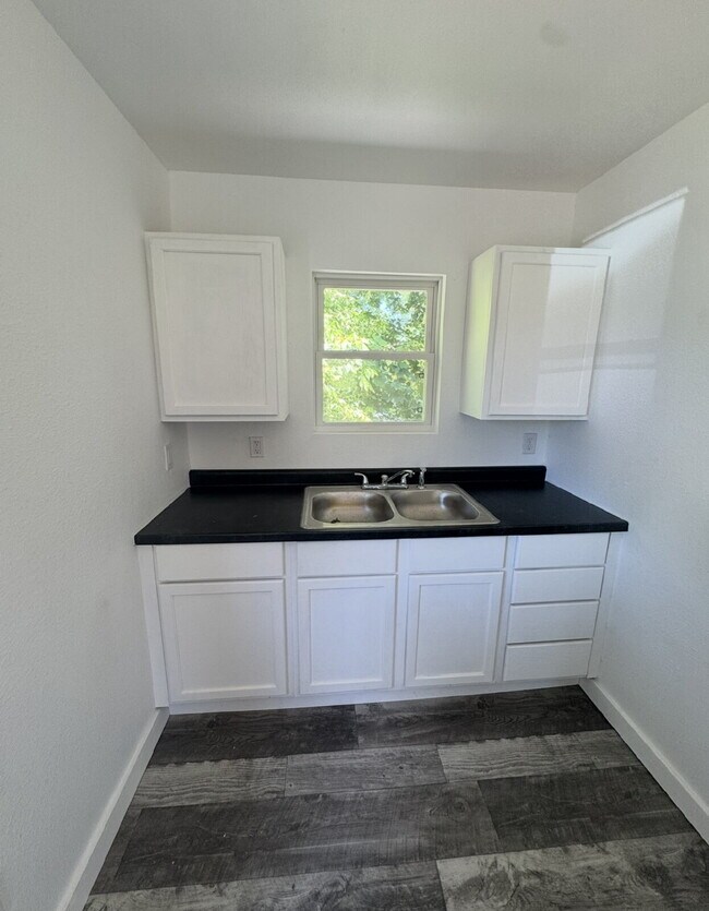 Foto del edificio - Newly Renovated Duplex In Forsyth!