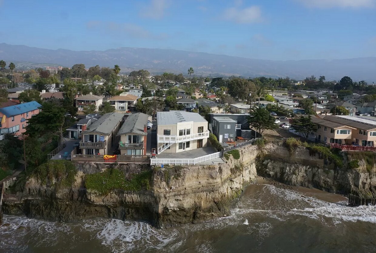 Primary Photo - 4 Bed 2 Bath Ocean front on Del Playa Dr.