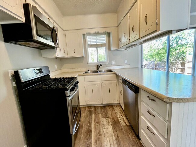 Building Photo - Renovated 4 Bedroom 2.5 Bath home in North...