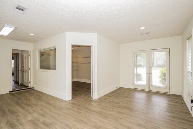 Foto del edificio - 985 Autumn Ridge Rd