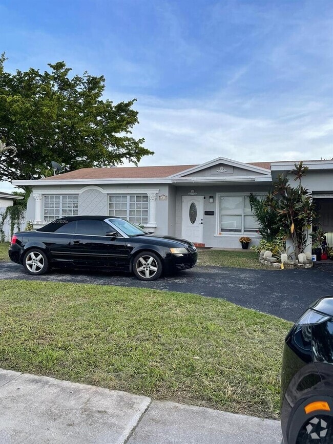 Building Photo - 6812 Doral