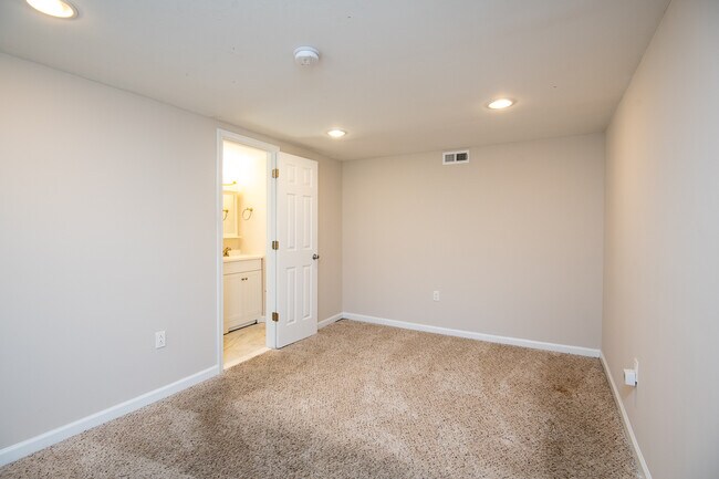 Building Photo - 138 Xenia St SE