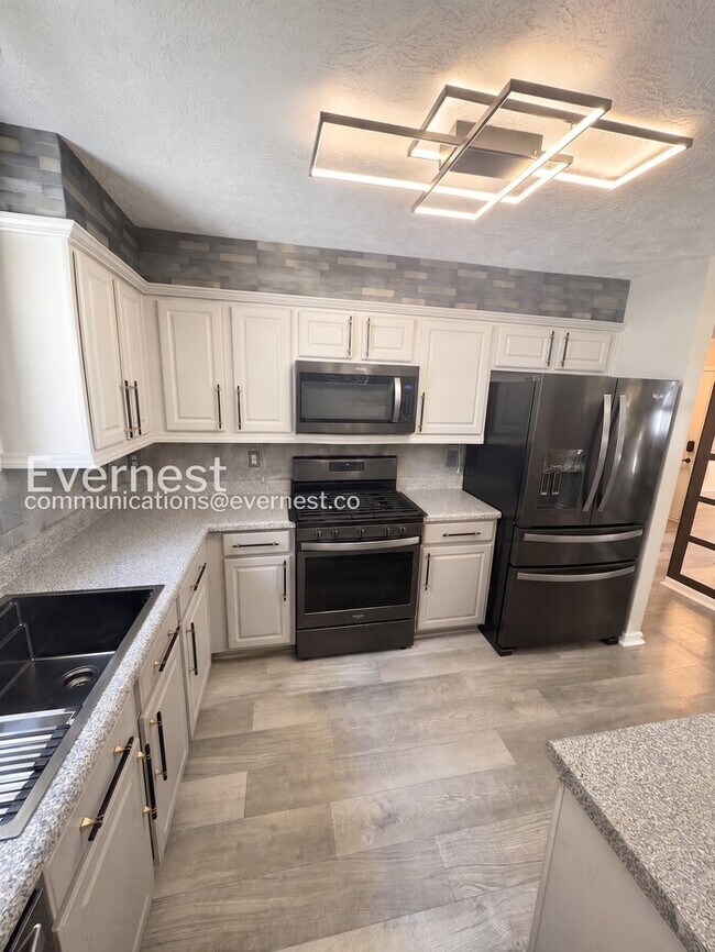 Foto del edificio - 4 Bed/2.5 Bath Home with Fenced Yard & Garage / Vouchers Accepted / Available Now!