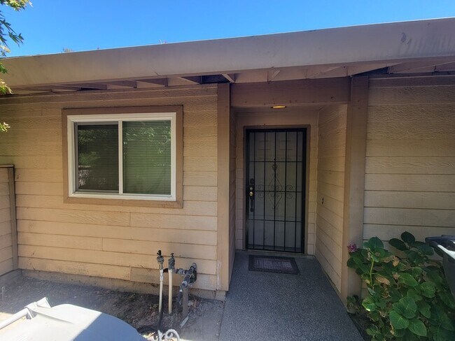 Building Photo - Great 3 bedroom, 2 bath, 2 car garage dupl...