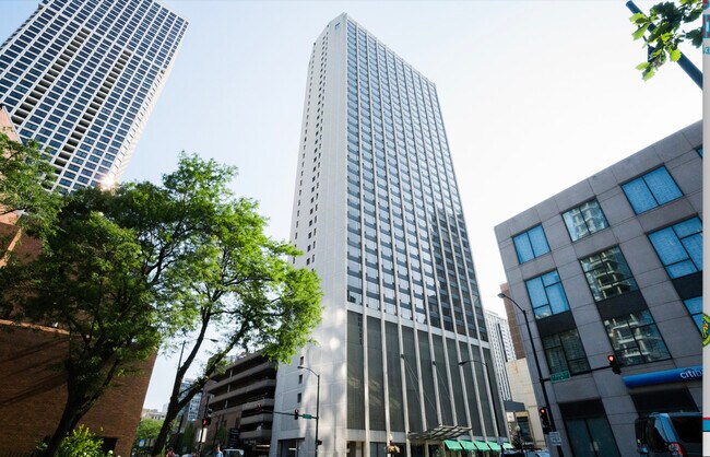 Building Photo - 2 E Oak St