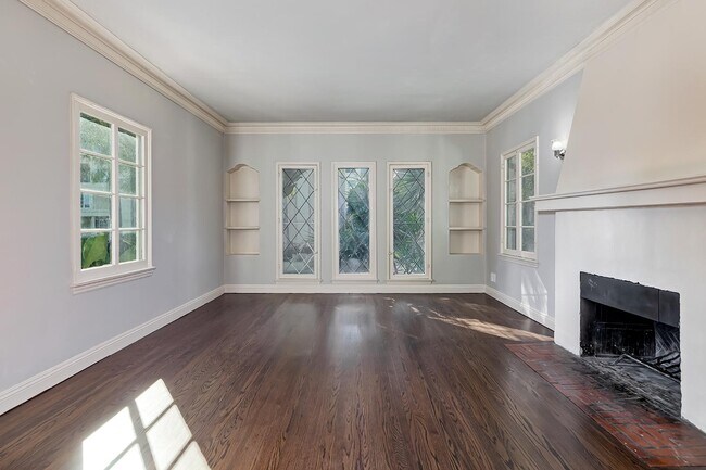 Building Photo - 356 N Doheny Dr