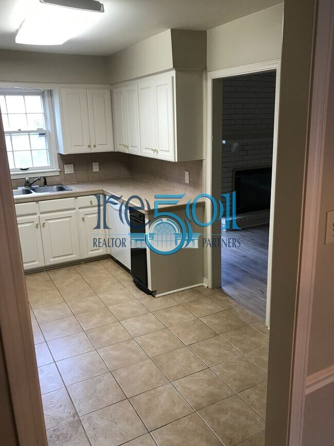 Building Photo - Pleasant Valley Condo