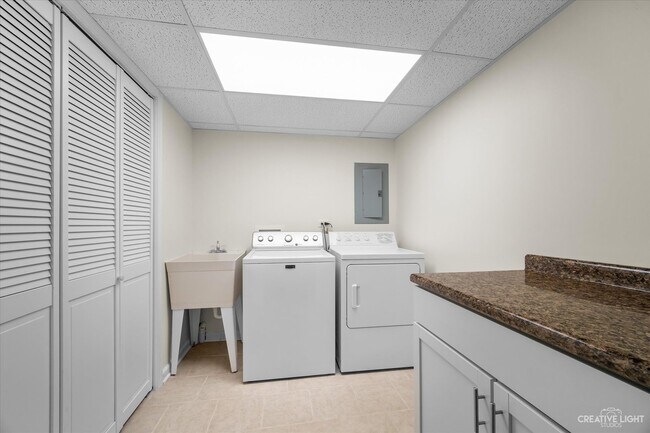 Building Photo - 1340 Sugar Ct