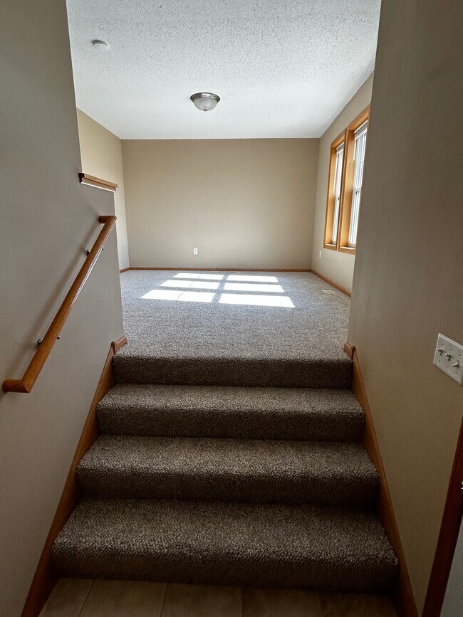 Foyer to Living Room - 640 Gateway Pl