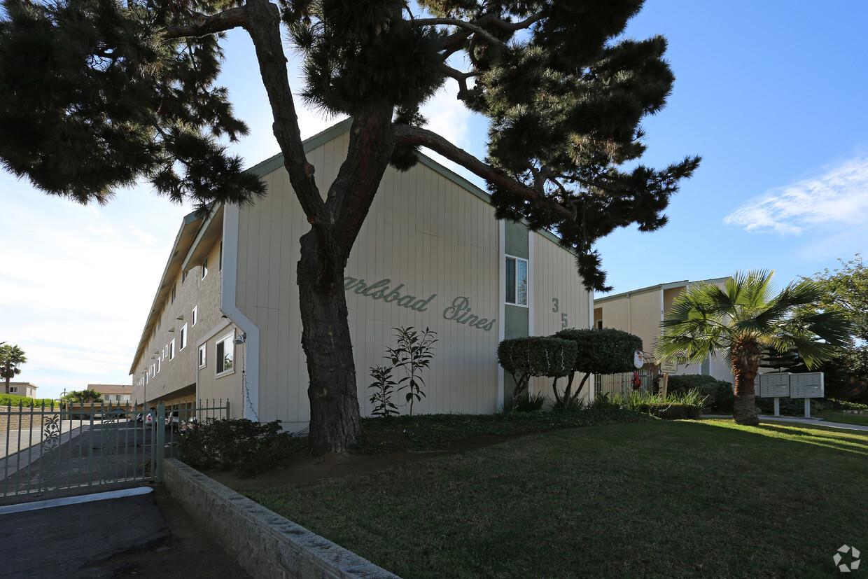 Foto del edificio - Carlsbad Pines Apartments