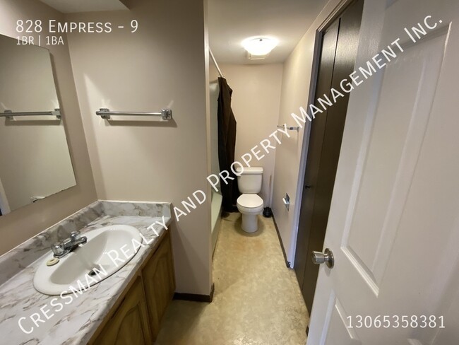 Building Photo - 1 bed 1 bath APARTMENT located in Rosemont...