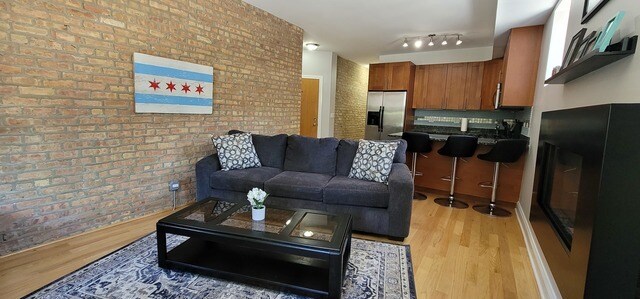 Building Photo - 1549 W Sherwin Ave