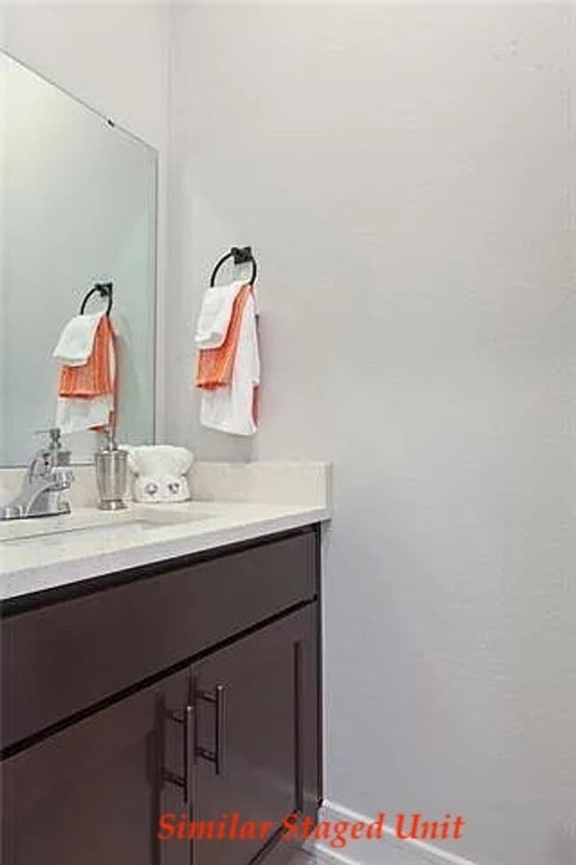 Foto del edificio - Stunning and Bright 3BR 2.5BA Townhome w/ 2-Car Garage • Quartzite Kitchen • Deck in Parkville