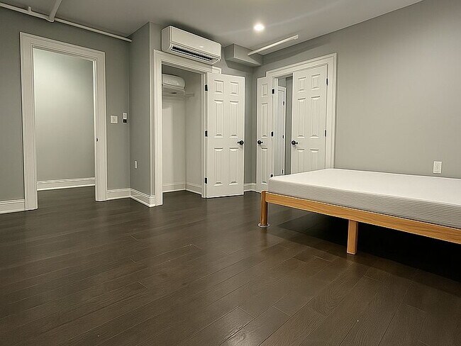 Foto del edificio - "Charming 2-Bedroom Apartment on Jefferson Ave – Your Ideal Brooklyn Retreat!"