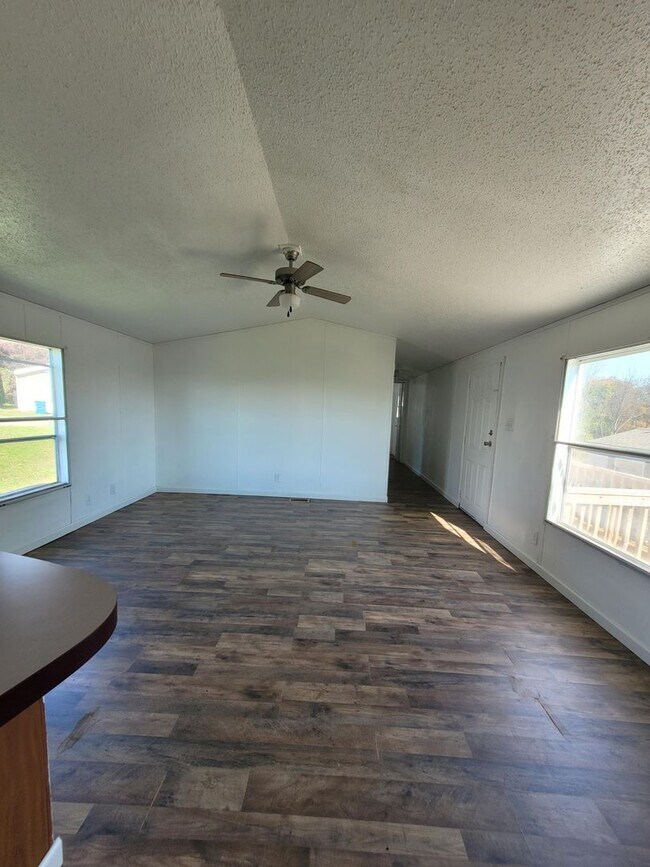 Building Photo - 3 bedroom 2 bathroom Mobile Home