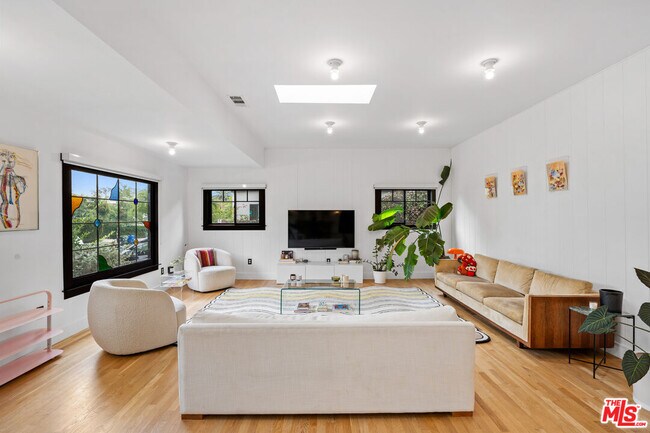 Foto del edificio - 623 N Sierra Bonita Ave