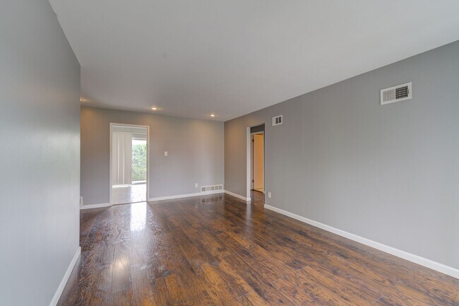Foto del edificio - Gorgeous 2 Bedroom Condo with a Move-in Sp...