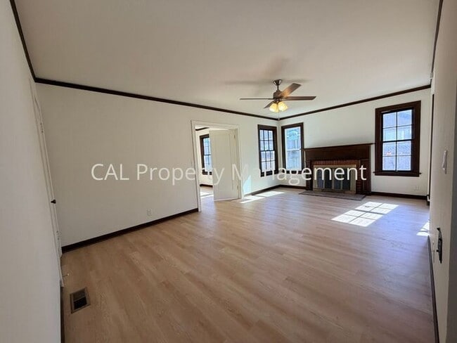 Building Photo - 3 bedroom 2 bathroom single level home!