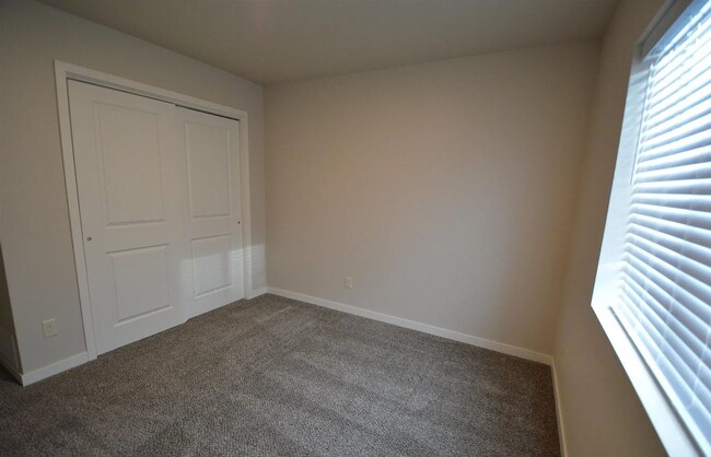 Building Photo - 3 Bedroom, 2.5 Bath Townhomes for Rent in ...