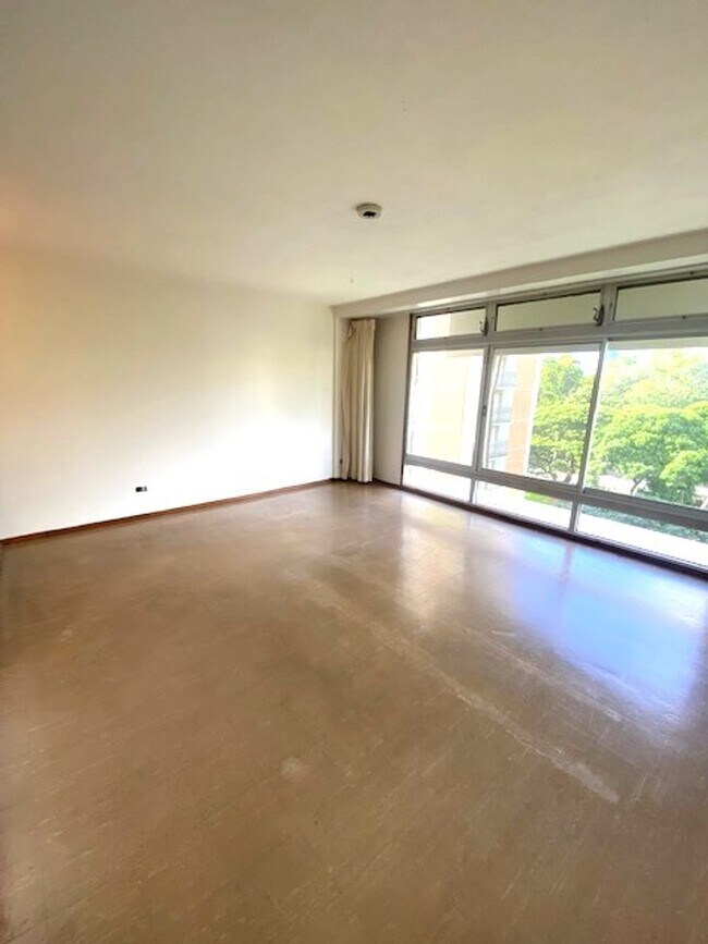 Foto del edificio - 1 Bedroom / 1 Bath / 1 Pkg at the Queen Emma Gardens