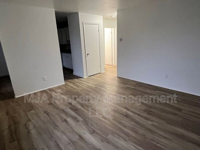Foto del edificio - 2517 S Lakecrest Dr