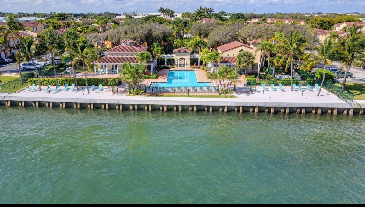 Photo - 1035 Lake Shore Dr (Lake Park, FL)