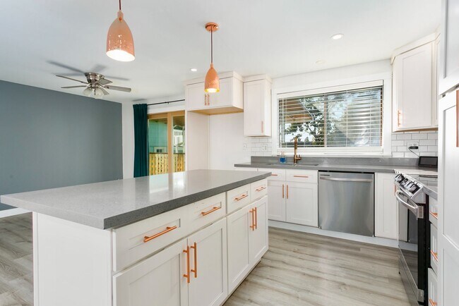 Foto del edificio - Modern 4bd 2.5 bath Home