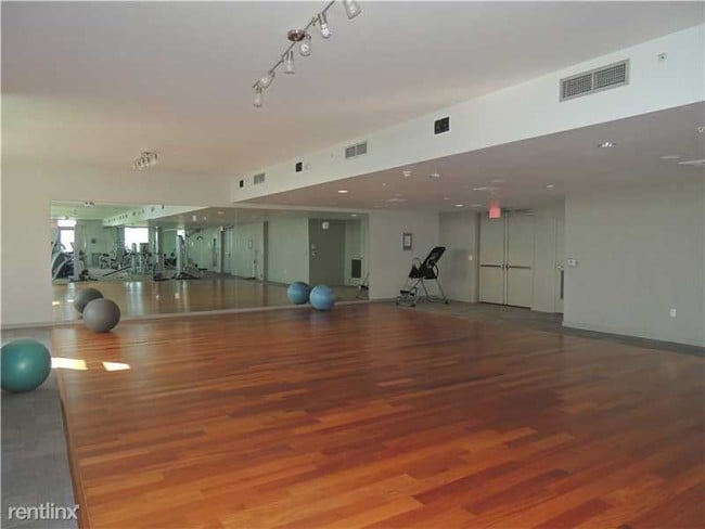 Building Photo - 3 br, 2.5 bath Condo - 7901 Hispanola Fabu...