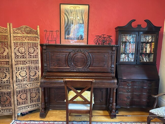 Piano sounds great. TV on a cart is behind the screen - 127 White St