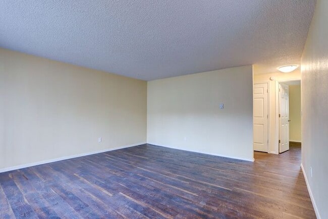 Building Photo - Remodeled Spacious 2 Bed 1 Bath In Quiet C...