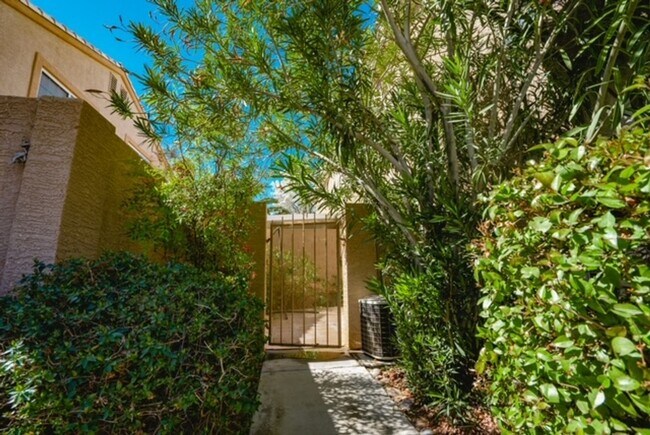 Foto del edificio - FURNISHED TOWNHOME!