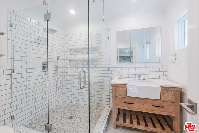 Foto del edificio - 1628 W 80th St