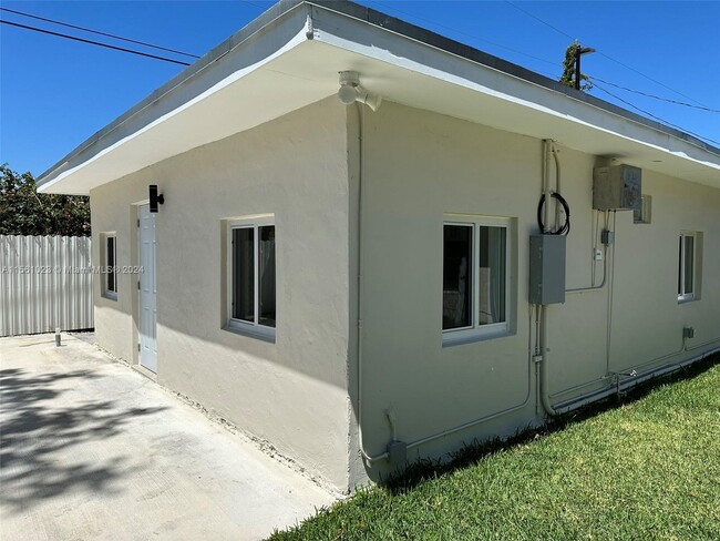 Foto del edificio - 21900 Old Cutler Rd
