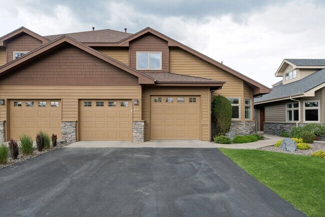 Building Photo - Wonderful Townhome On Eagle Bend Golf Course!