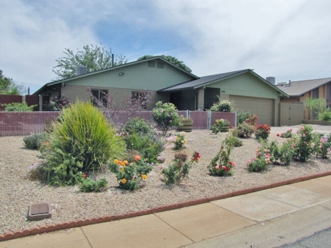 Foto del edificio - 4BR/2BA/2CG 1416 sq.ft. with storage shed in Sierra Vista, AZ