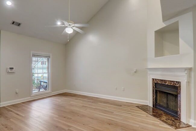 Building Photo - 893 W Pointe Dr