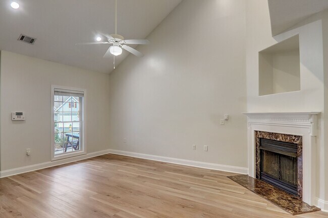 Foto del edificio - 893 W Pointe Dr