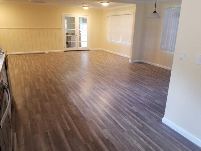Building Photo - 2590 Rainbow Dr