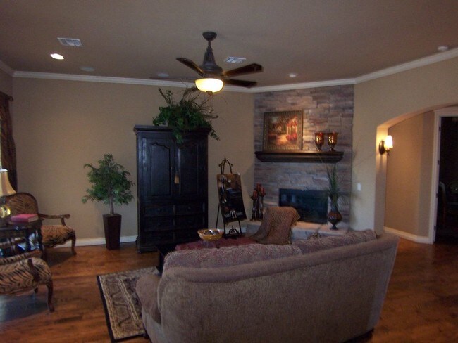 Building Photo - 13119 Red Oak Dr
