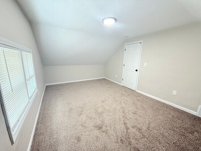Foto del edificio - Renovated 3-Bedroom Home – We Welcome Sect...