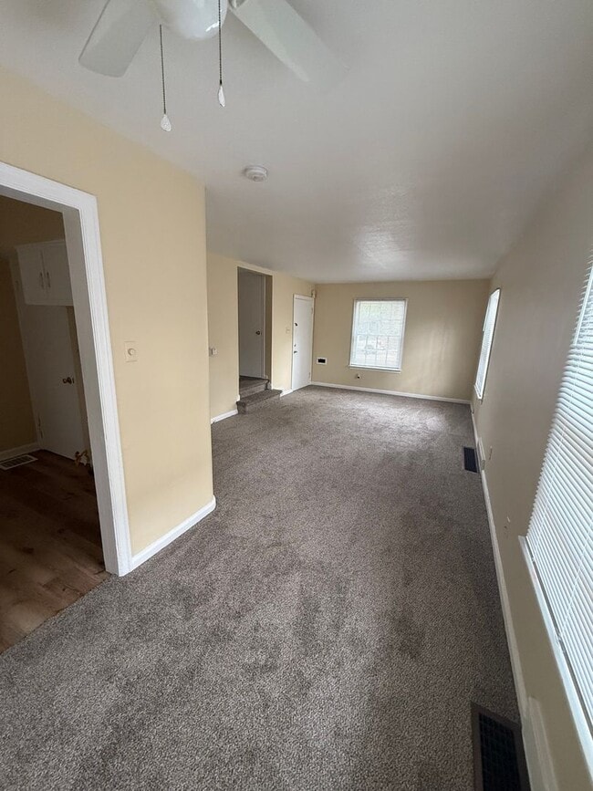 Building Photo - New 2 bed Duplex Listing!