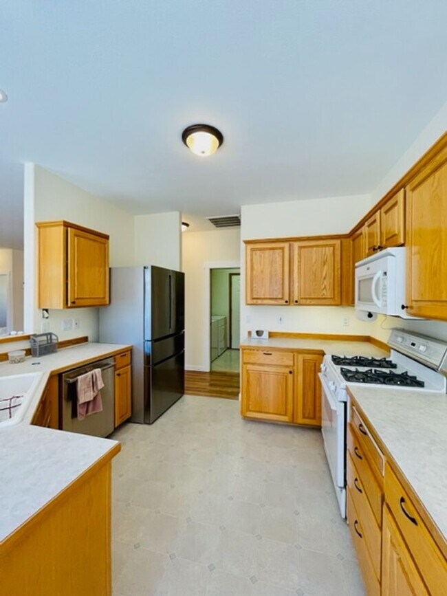 Building Photo - Charming 4 bedroom single level home w/A/C...