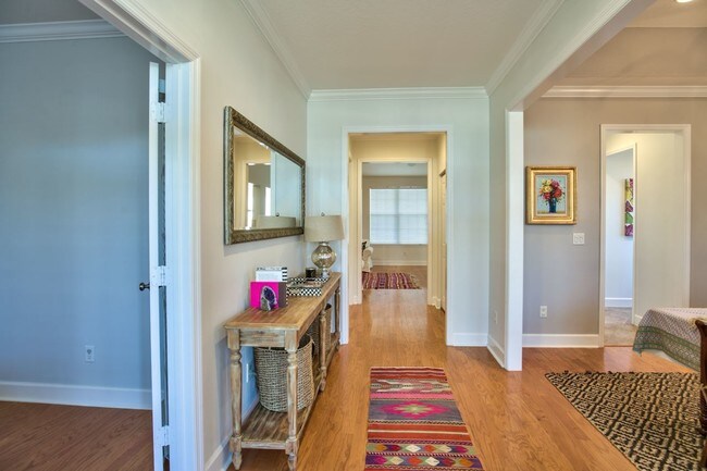 Foto del edificio - 3253 Thoreau Ave
