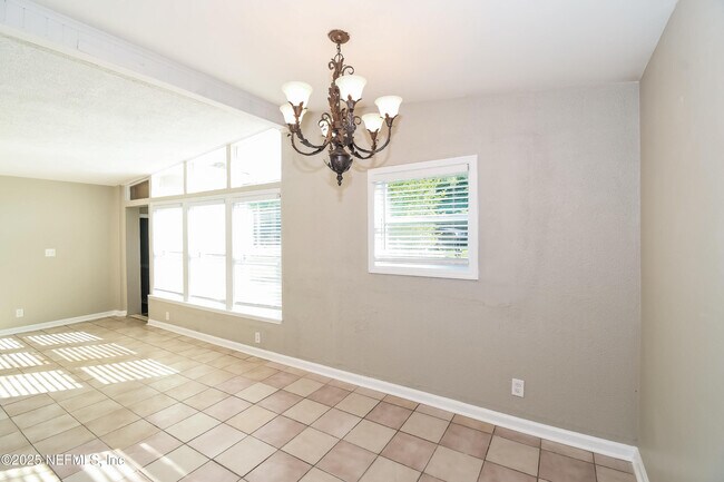 Building Photo - 780 Le Brun Dr