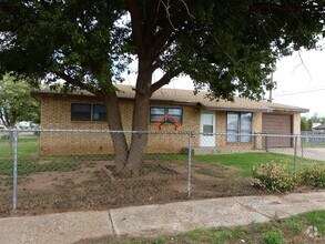 Building Photo - 901 Mora St
